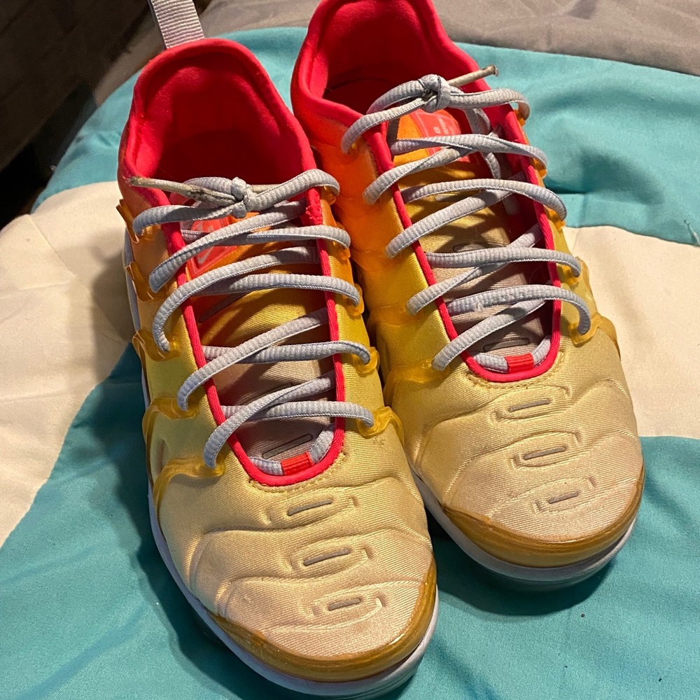 Women’s Nike Vapormax size 7 Yellow and orange (one insole missing)